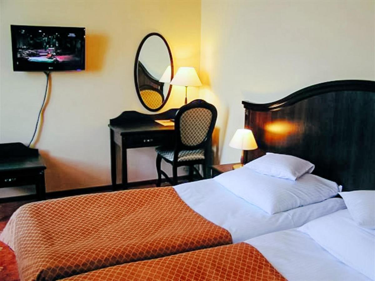Hotel Zamek Krolewski W Rydzynie Rydzyna Kültér fotó