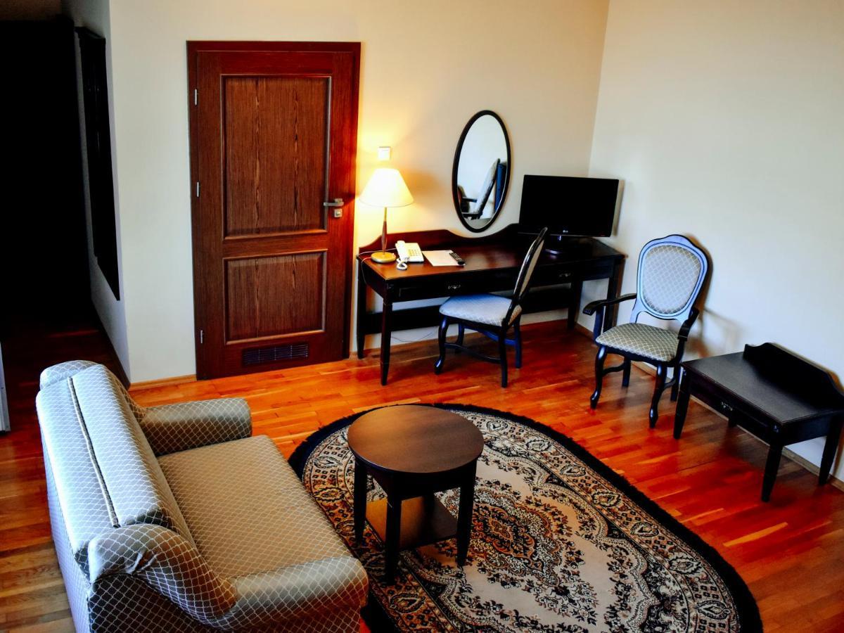 Hotel Zamek Krolewski W Rydzynie Rydzyna Kültér fotó
