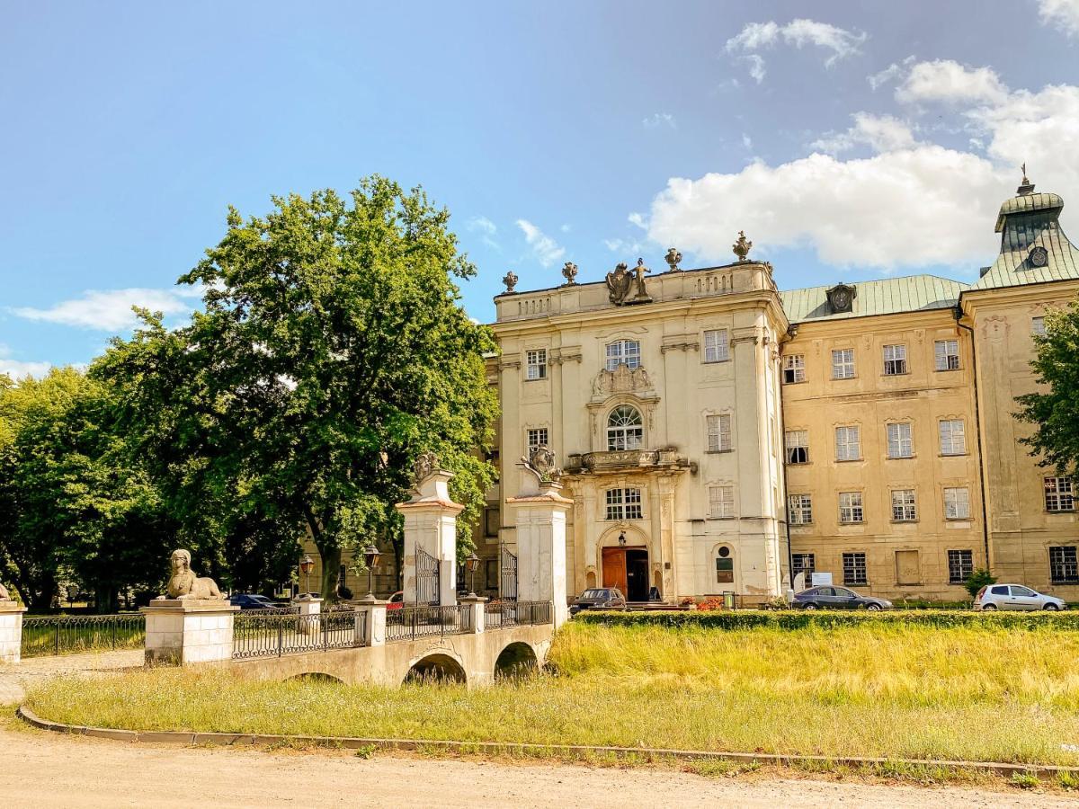 Hotel Zamek Krolewski W Rydzynie Rydzyna Kültér fotó